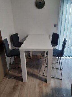 Stůl s židlemi