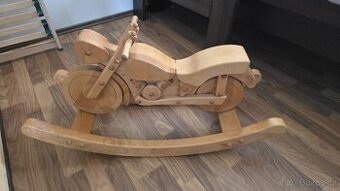 Houpací dřevěná motorka