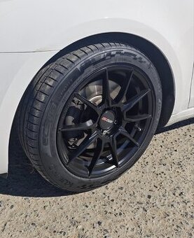 Motec MCR2 Ultralight 8Jx17 5x112 s pneu 225/45 r17