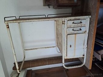 Industriální kovový stolek