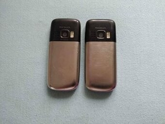 2x telefon Nokia 6303 + Příslušenství Nokia (nabíječky, kabe