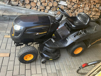 zahradní sekací traktor