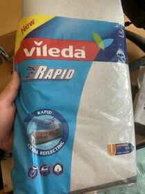 metalický povrch odrážející teplo