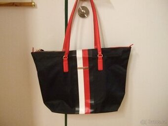 Kabelka Tommy Hilfiger.