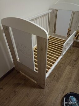 Dětská postýlka dřevěna s vyměnitelnou boční stěnou