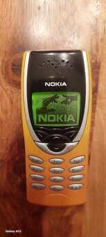 Nokia 8210 top stav