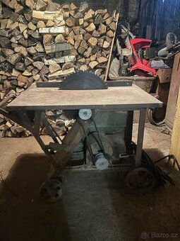 Kolebková pila,cirkulárka s pracovním stolem na řezání klád