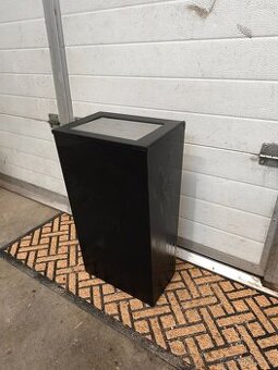 Závěsný černý odpadkový koš s víkem 30 litrů