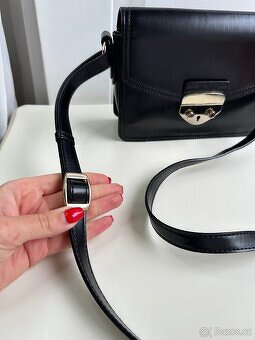 ČERNA ELEGANTNI KABELKA SE ZLATYM KOVANIM -PICARD