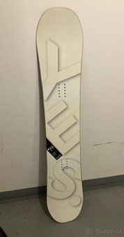 Snowboard značky YES 155cm