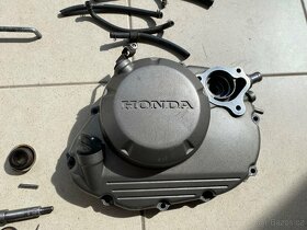 Honda cbr 125 pravý bok motoru