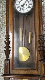 vyřezávané dvouzávažové hodiny na opravu nebo ND