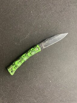 Zavírací nůž Green Skull – gravírovaná čepel