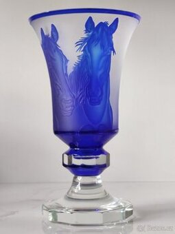 Krásná umělecká váza s motivy koni