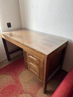 dřevěný masivní psací stůl