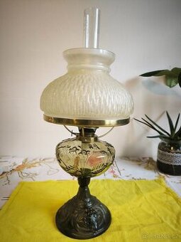 nádherná funkční stará  petrolejová lampa