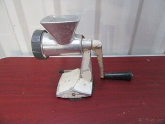 Nabízím starožitný mlynek na maso  . Kompletní.  Nejde o nov