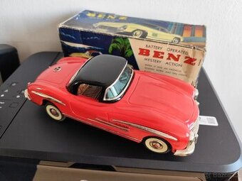 plechové autíčko Mercedes sedmdesátá léta