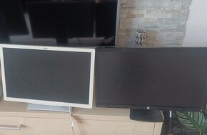 1x Monitor 22" Fujitsu B22W-7 bílý a 1x MONITOR 23" HP E231