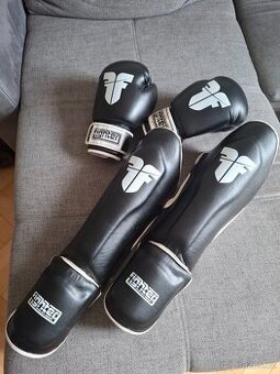 Boxerské rukavice a chrániče holení Fighter