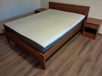Postel 160x200 z masivu, rošty, noční stolky