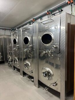 NEREZOVÁ NÁDRŽ DĚLENÁ 1200+1200L S CHLAZENÍM