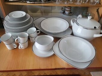 Kompletní set karlovarského porcelánu cca poly 20.stol., 37
