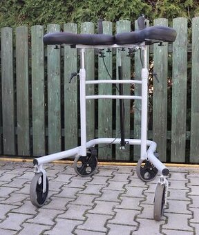 Chodítko s opěrnou deskou.