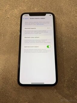 iPhone 11 64 GB v bílé barvě. Stav baterie 84 %.