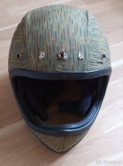 Stará helma na motorku