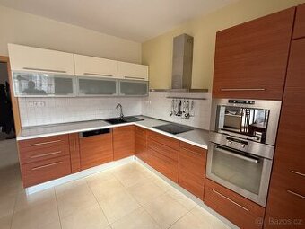 Moderní kuchyňská linka se spotřebiči