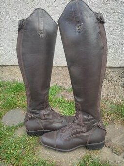 Vysoké jezdecké boty v hnědé barvě