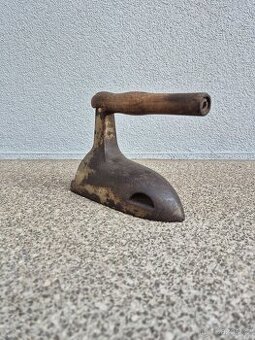 Starožitná žehlička s dřevěným madlem