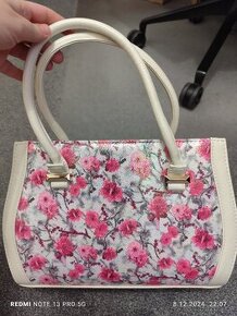 Růžová kabelka