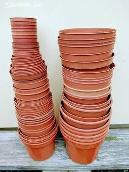 Malé a střední květináče - pr. 5,5 - 15cm, 100 ks 300 Kč