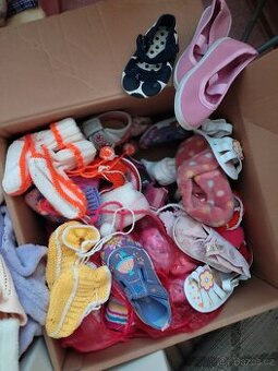 Dětské oblečení a různé potřeby pro holčičku