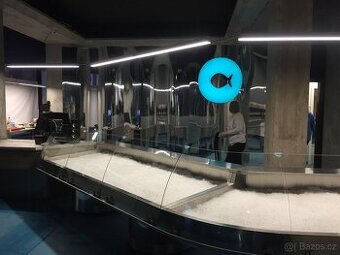 Vitrína Deluxe Adriatic Sea, rozměr (600 x 136 cm, DxŠ)