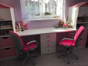 Prodáme dětský stůl se skříňkami, šuplíky a poličkami
