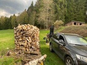 Mobilní štípání palivového dřeva.