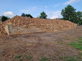 Pískovce, cihly, opuka, stavební suť.