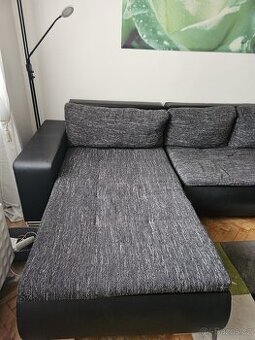 Rozkládací pohovka s úložným prostorem.