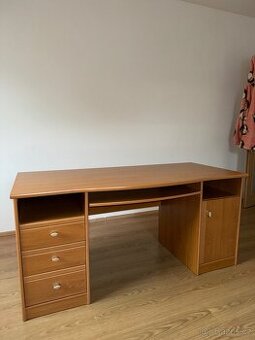 Velký psací stůl