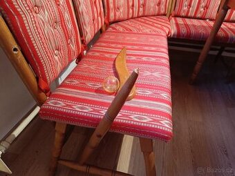 Rohová lavice, 3 židle, rozkládací stůl