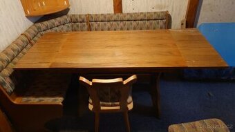 Rohová lavice, jídelní stůl a dvě židle
