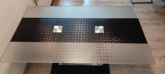 Luxusní jídelní stůl