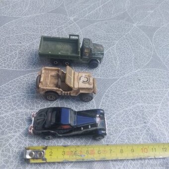 Tři Stará malá autíčka.