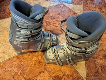 ZNAČKOVÉ LYŽÁKY NORDICA,VE VELMI PĚKNÉM STAVU,PÁRKRÁT NA SOB