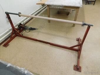 Stojan na odvíjení rolí textilu