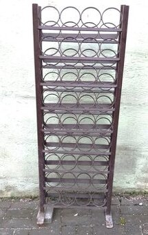 Nabízím kovový stojan na láhve s vínem velký 4x10 lahví