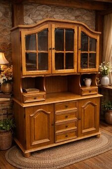 Rustikální masivní příborník